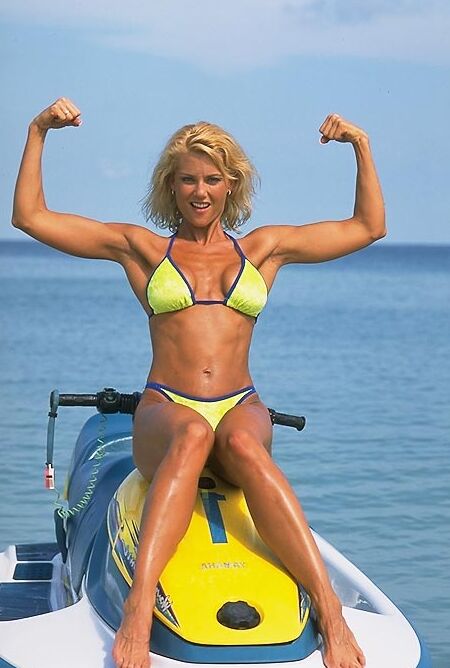 Stephanie Metzdorf, mannequin blonde de fitness, pose en bikini au sommet d'un jet ski.