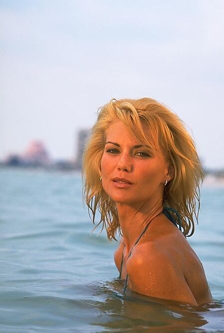 Stephanie Metzdorf, mannequin blonde de fitness, pose en bikini au sommet d'un jet ski.