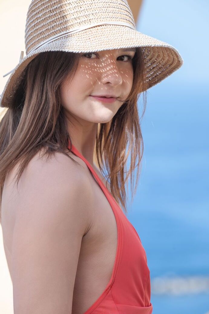 20P Essa linda garota ama muito a natureza e é por isso que ela está nua