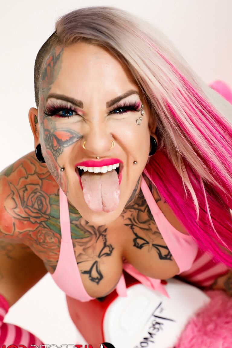 16P A modelo tatuada Evilyn Ink anda em uma máquina de sexo com meias listradas até os joelhos