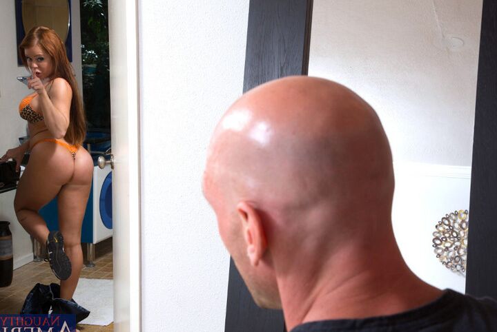 12P Mulher latina ruiva Nikki Delano transa com o amigo do marido