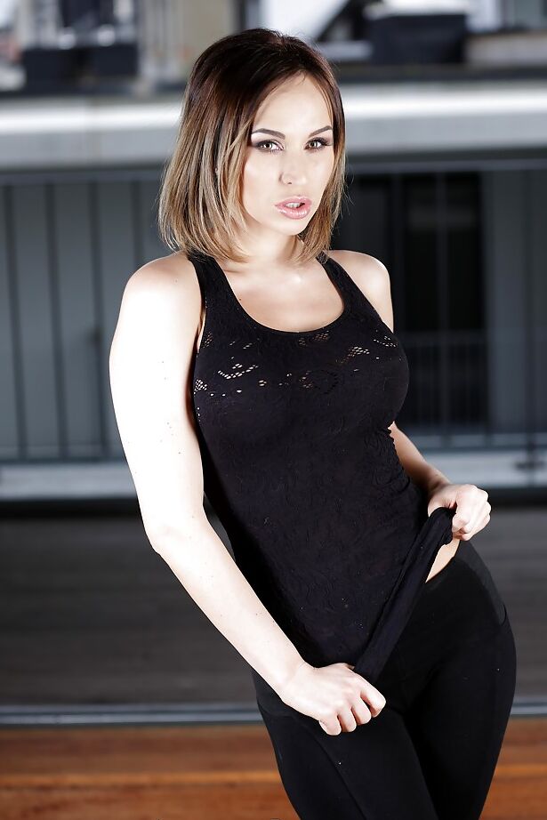16P Adorável euro pornstar Aleska Diamond pavoneando-se em saia plissada