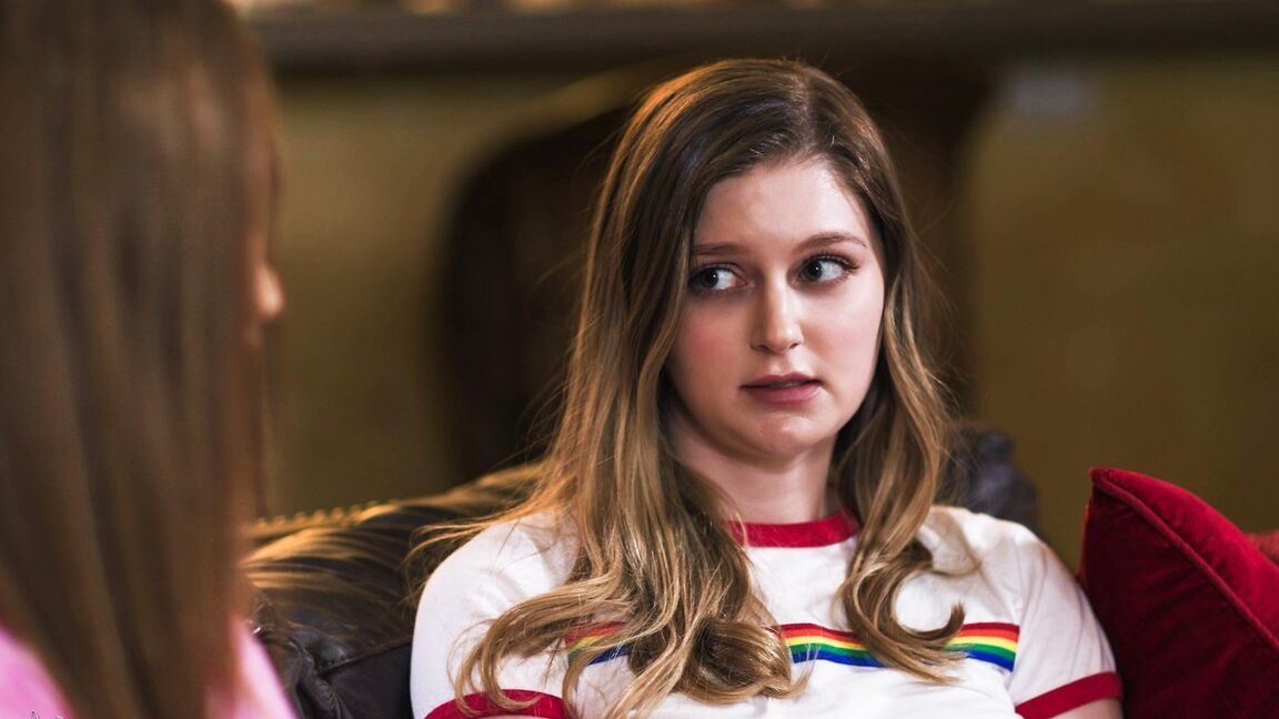 15P Teenie-Lesben Skylar Snow und Bunny Colby küssen sich nach dem Sex auf einer Couch
