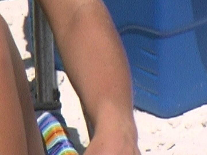 21P Девушка в стройном бикини Лори Андерсон снимает свои волосатые руки на пляже