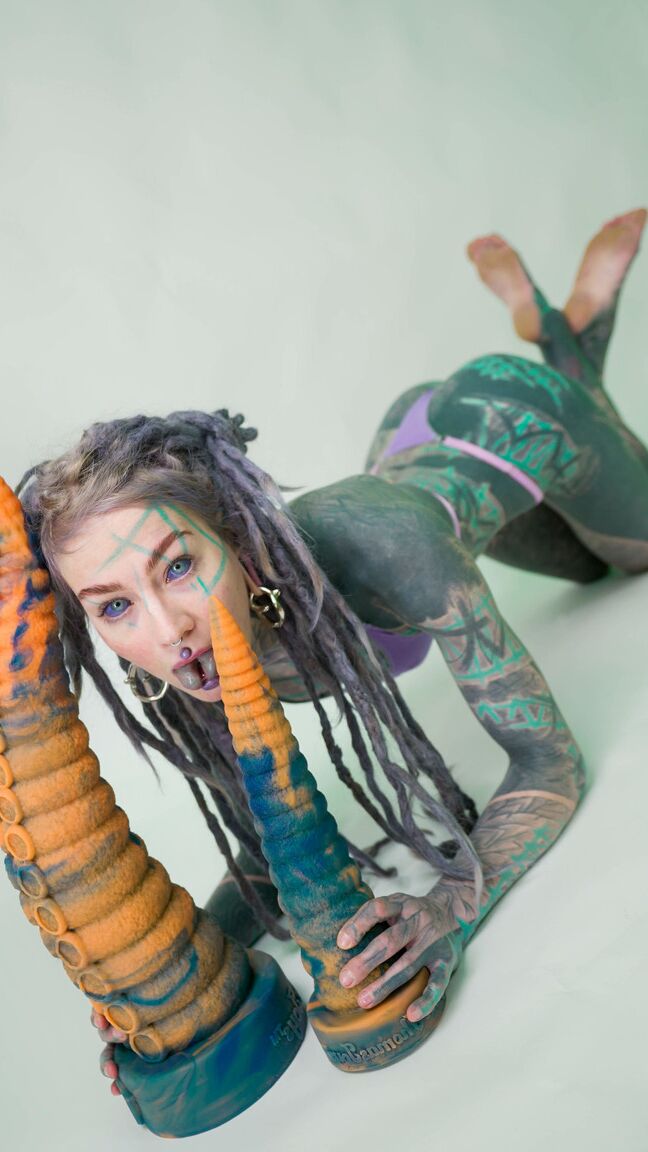 16P PICTURE SET Taintacle Toy photoshoot with AnuskatzzBlue Eyes,Sensual,Tattoo