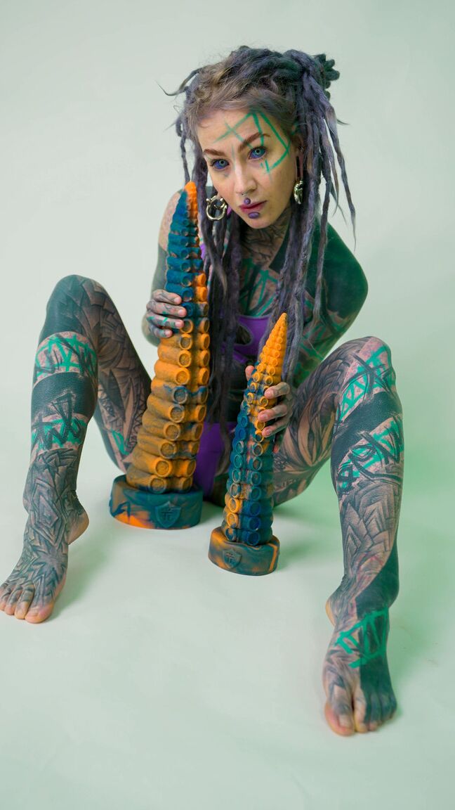 16P PICTURE SET Taintacle Toy photoshoot with AnuskatzzBlue Eyes,Sensual,Tattoo
