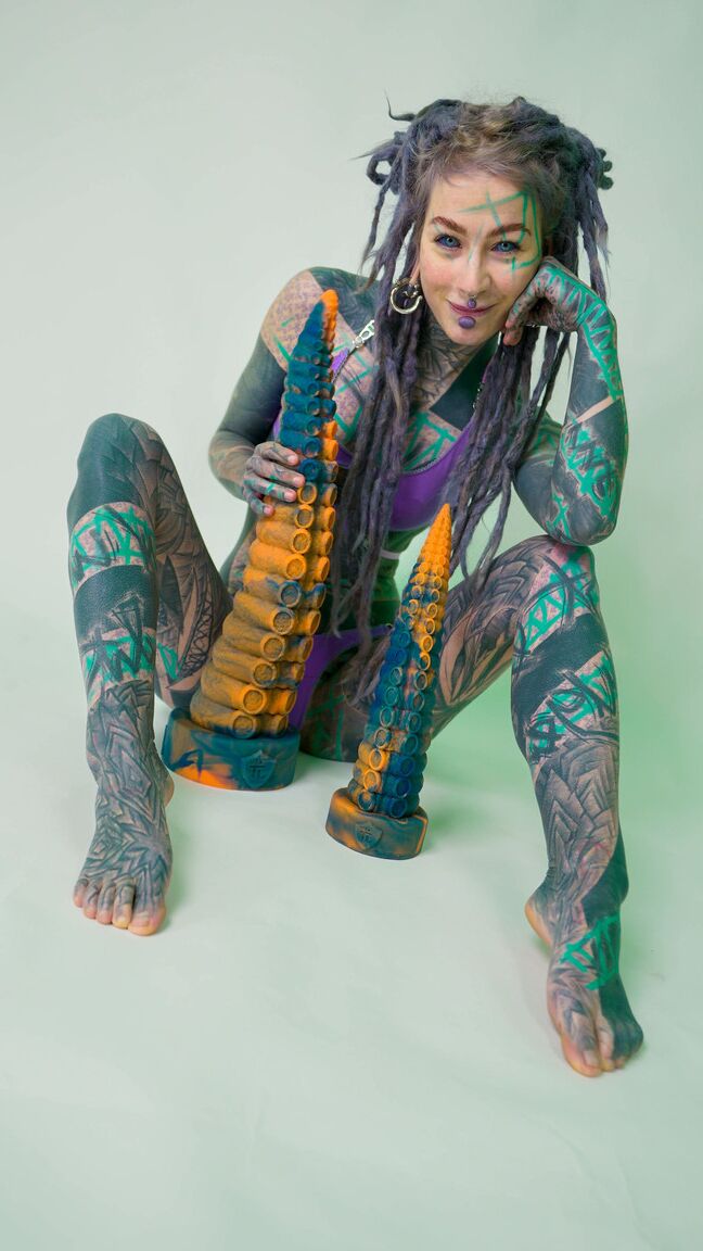 16P PICTURE SET Taintacle Toy photoshoot with AnuskatzzBlue Eyes,Sensual,Tattoo
