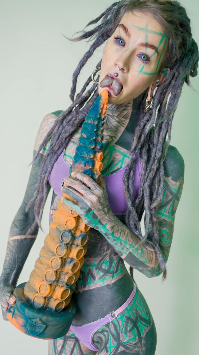 16P PICTURE SET Taintacle Toy photoshoot with AnuskatzzBlue Eyes,Sensual,Tattoo