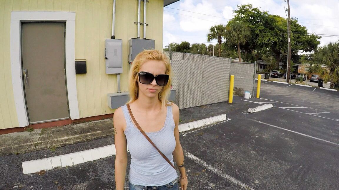17P Dünne blonde Schlampe Lilli Dixon nimmt Bargeld für Blowjob auf dem Parkplatz