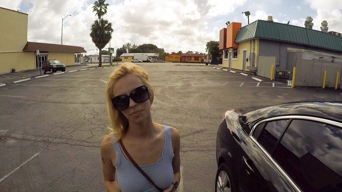 17P Dünne blonde Schlampe Lilli Dixon nimmt Bargeld für Blowjob auf dem Parkplatz