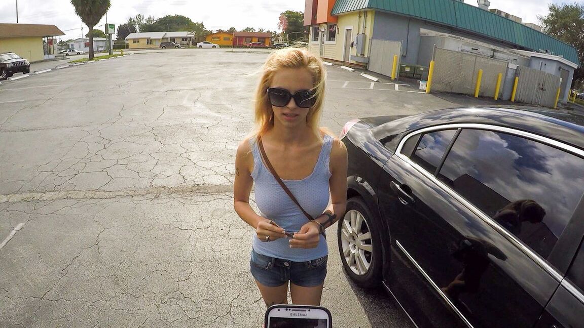 17P Dünne blonde Schlampe Lilli Dixon nimmt Bargeld für Blowjob auf dem Parkplatz