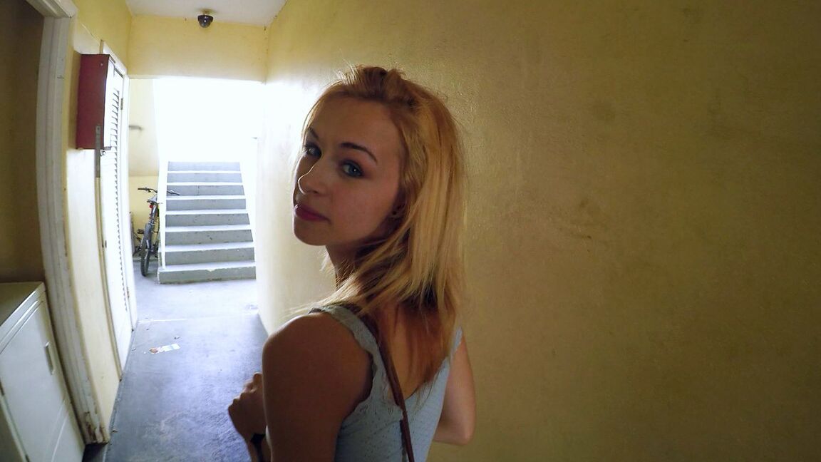 17P Dünne blonde Schlampe Lilli Dixon nimmt Bargeld für Blowjob auf dem Parkplatz