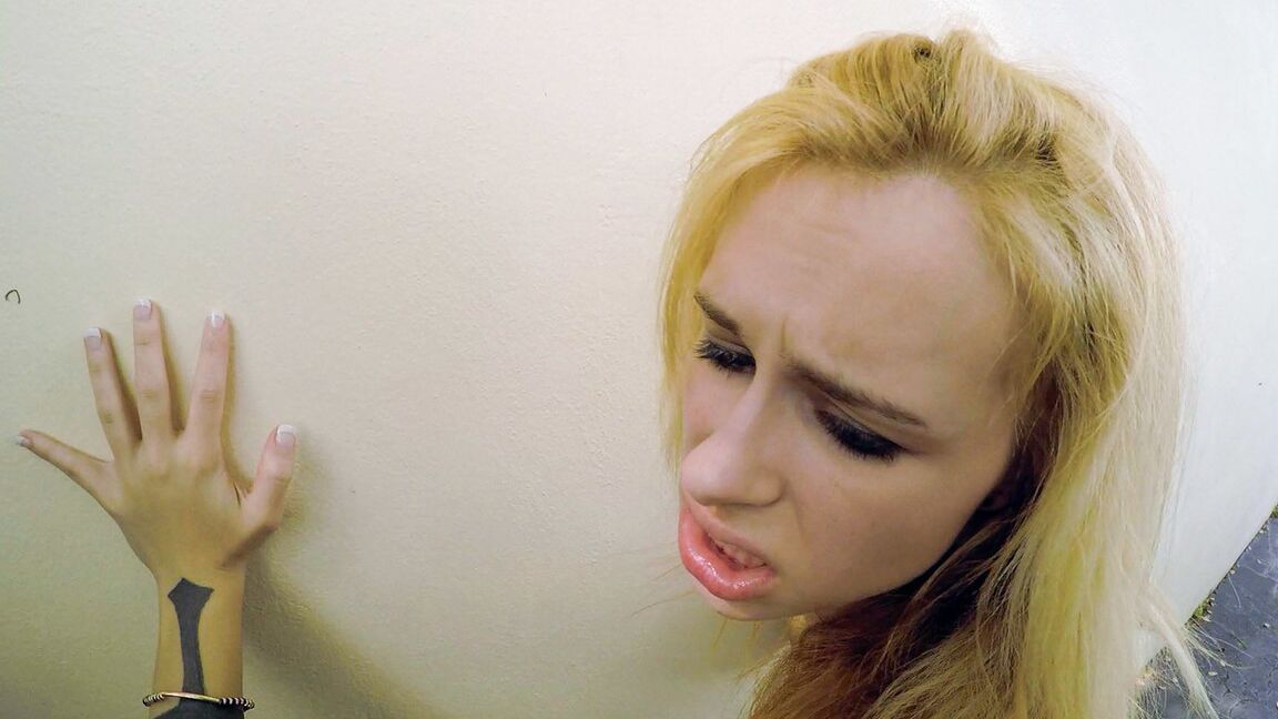 17P Dünne blonde Schlampe Lilli Dixon nimmt Bargeld für Blowjob auf dem Parkplatz