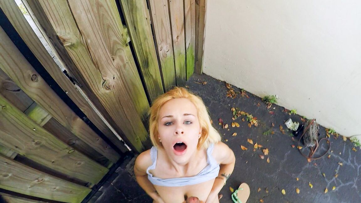17P Dünne blonde Schlampe Lilli Dixon nimmt Bargeld für Blowjob auf dem Parkplatz