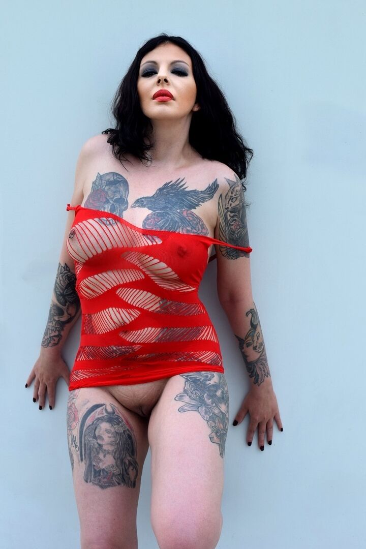 16P La morena tatuada Lucy Ravenblood muestra sus grandes tetas y su coño en público