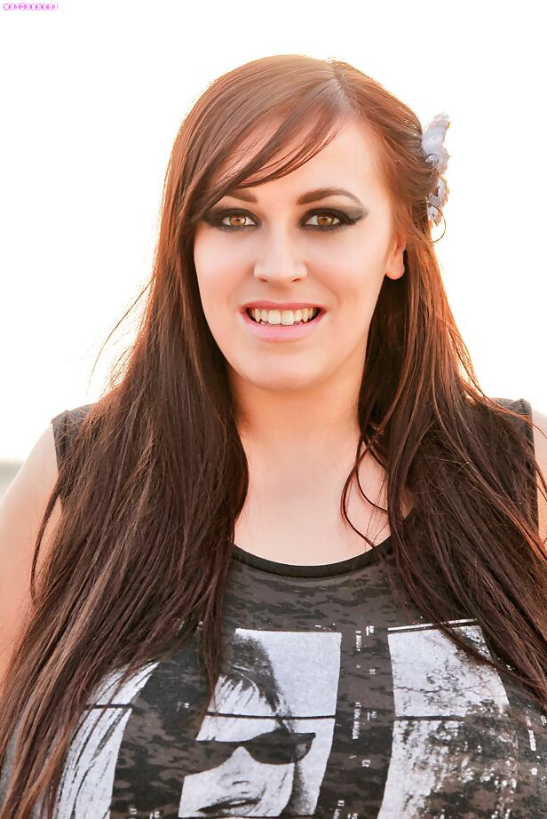 16P Leanne Crow mostra seus peitos grandes perfeitos ao ar livre em calças de ioga sexy