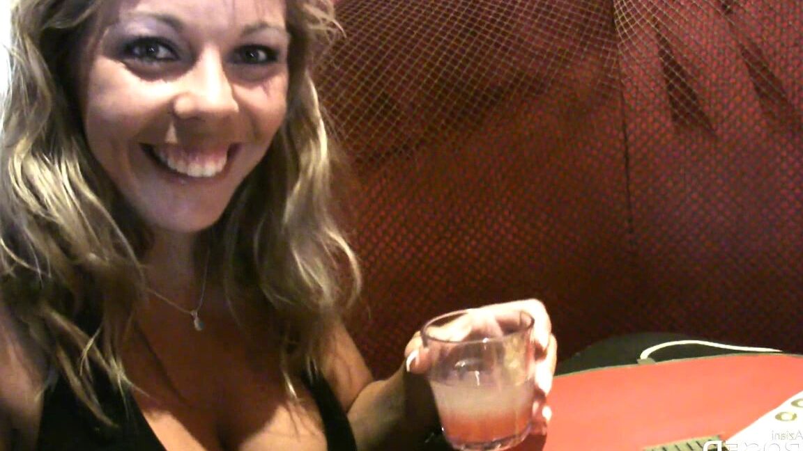 15P Rachel Aziani e Amber Lynn Bach expõem seus peitos grandes dentro de uma boate