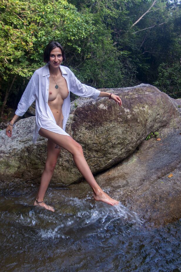 16P Schöne Teenagerin Alisa M modelt nackt in einem Pool unter einem Wasserfall