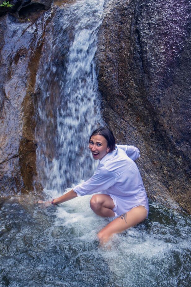 16P Schöne Teenagerin Alisa M modelt nackt in einem Pool unter einem Wasserfall