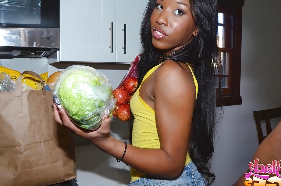 15P La black amateur Ocean Pearl dévoile son gros butin d'adolescente dans la cuisine