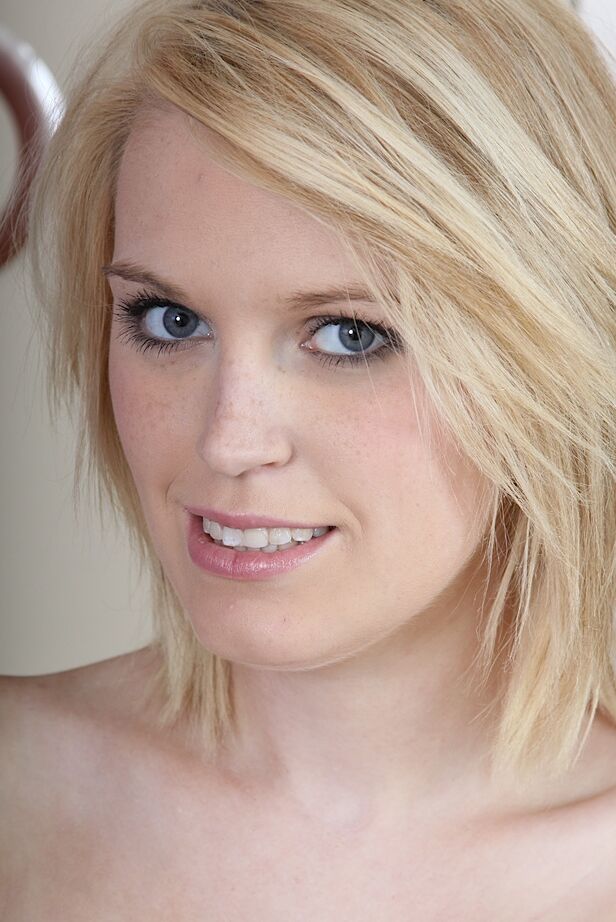 Die 18P-Blonde, die zum ersten Mal dabei ist, entblößt ihre festen Titten, bevor sie ihre kahle Muschi eincremet