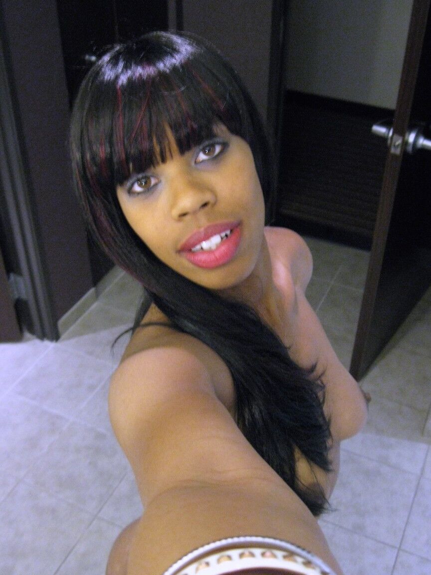 18P Hot ebony Queen V brincando com seu corpo natural e brincando com sua buceta raspada