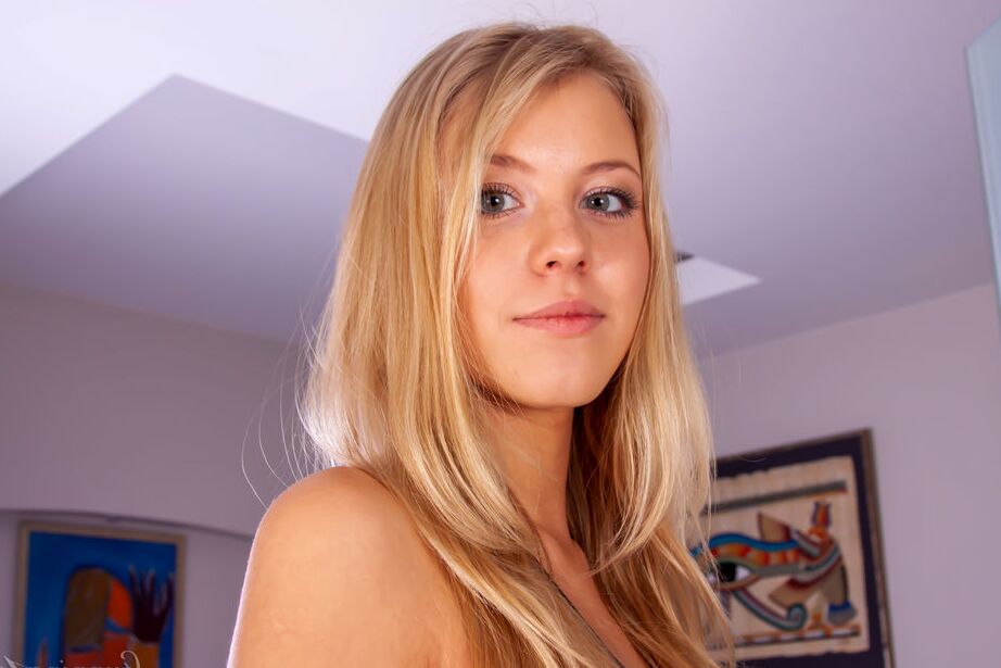 16P A loira Tina Barbara D faz poses tentadoras de nudez enquanto usa salto alto