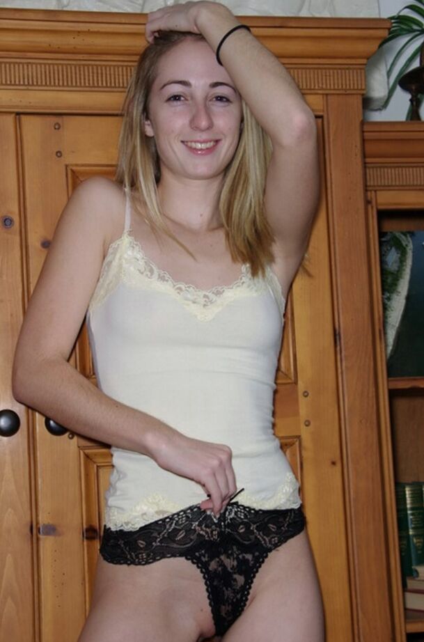 21P Kinky adolescente Tiffany Monroe tira sua calcinha rendada