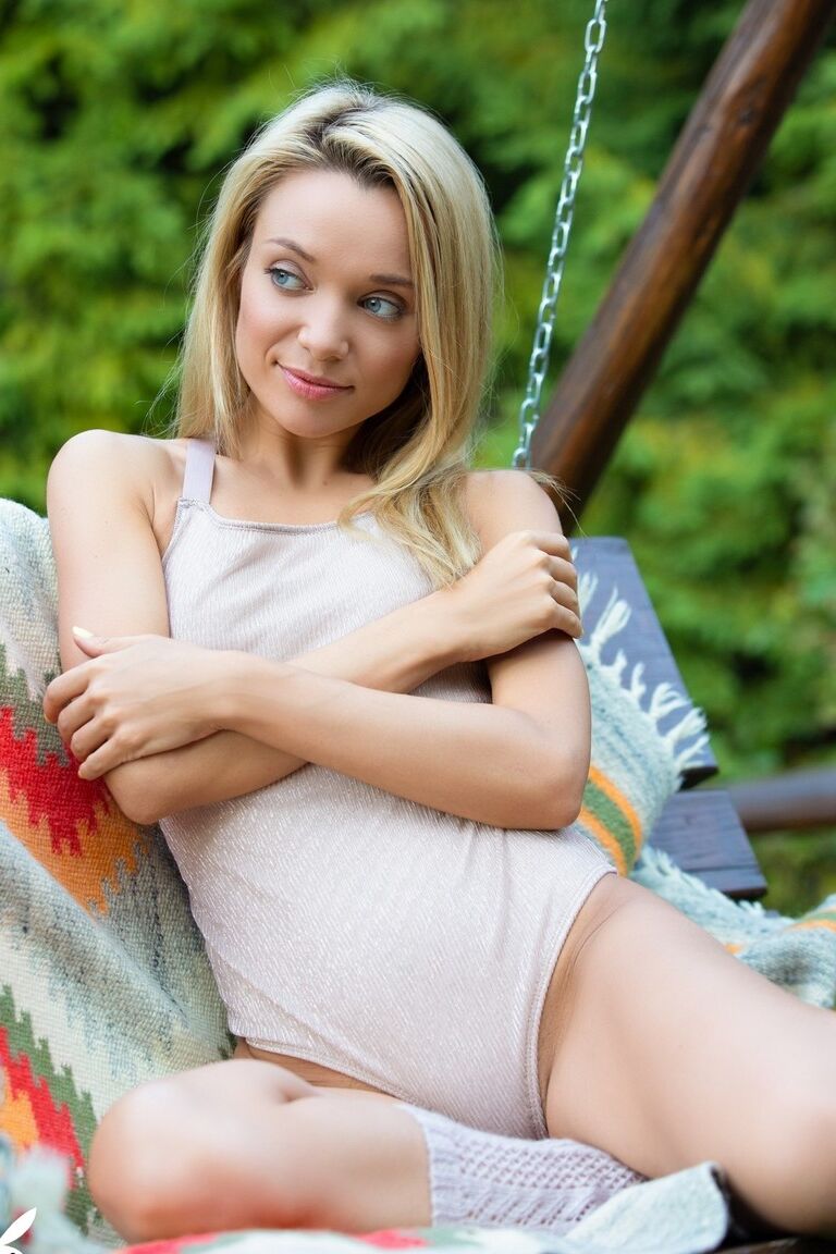 17P La rubia pálida y caliente Zhenya Belaya descubre su cuerpo delgado para mostrar sus pequeñas tetas al aire libre