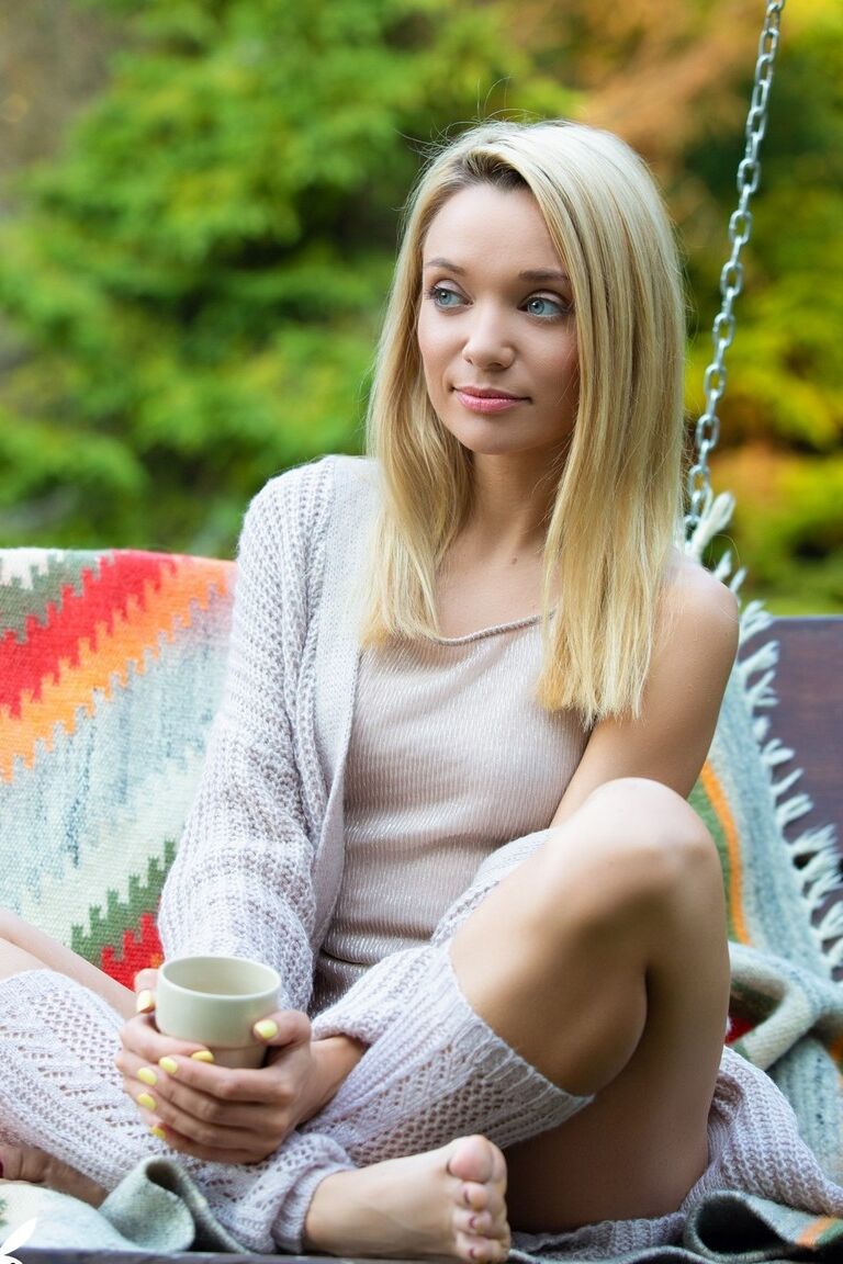 17P La rubia pálida y caliente Zhenya Belaya descubre su cuerpo delgado para mostrar sus pequeñas tetas al aire libre