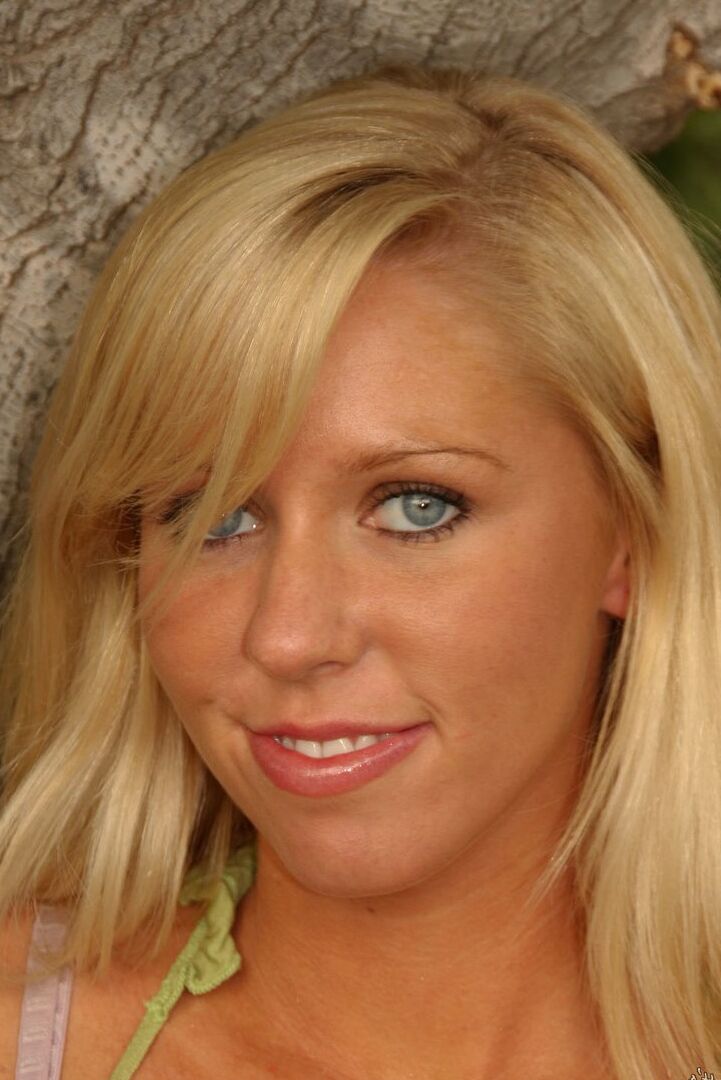 16P Die blauäugige Blondine Brynn zieht sich im Hinterhof für ihre ersten Nacktposen aus