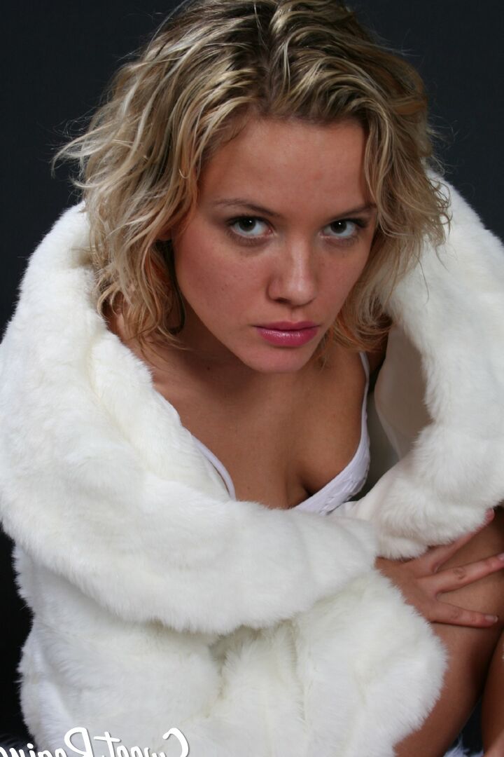 16P La sucia rubia amateur Regina se quita un abrigo de piel antes de modelar desnuda