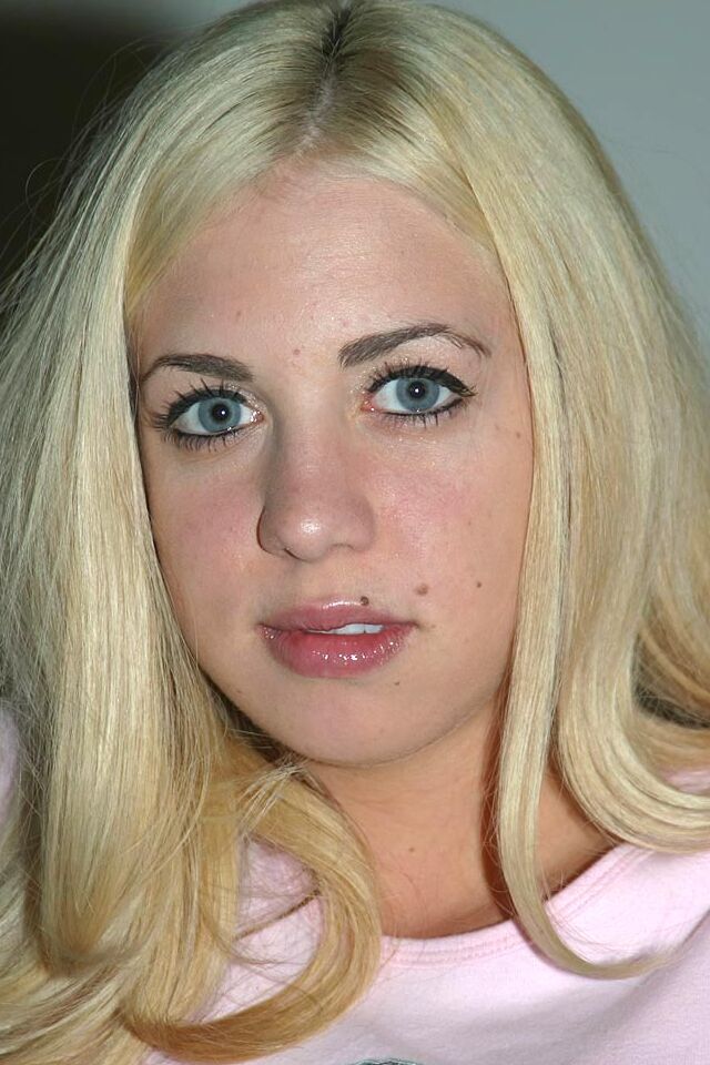 16P Die vollbusige Blondine Britney legt eine Hand auf ihren großen Arsch, nachdem sie sich ausgezogen hat