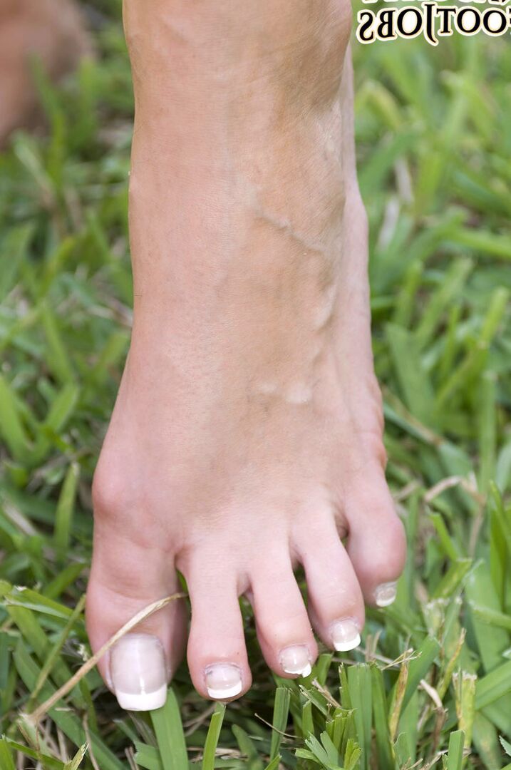 17P La blonde Jordan Jolie utilise ses pieds nus pour branler son voisin