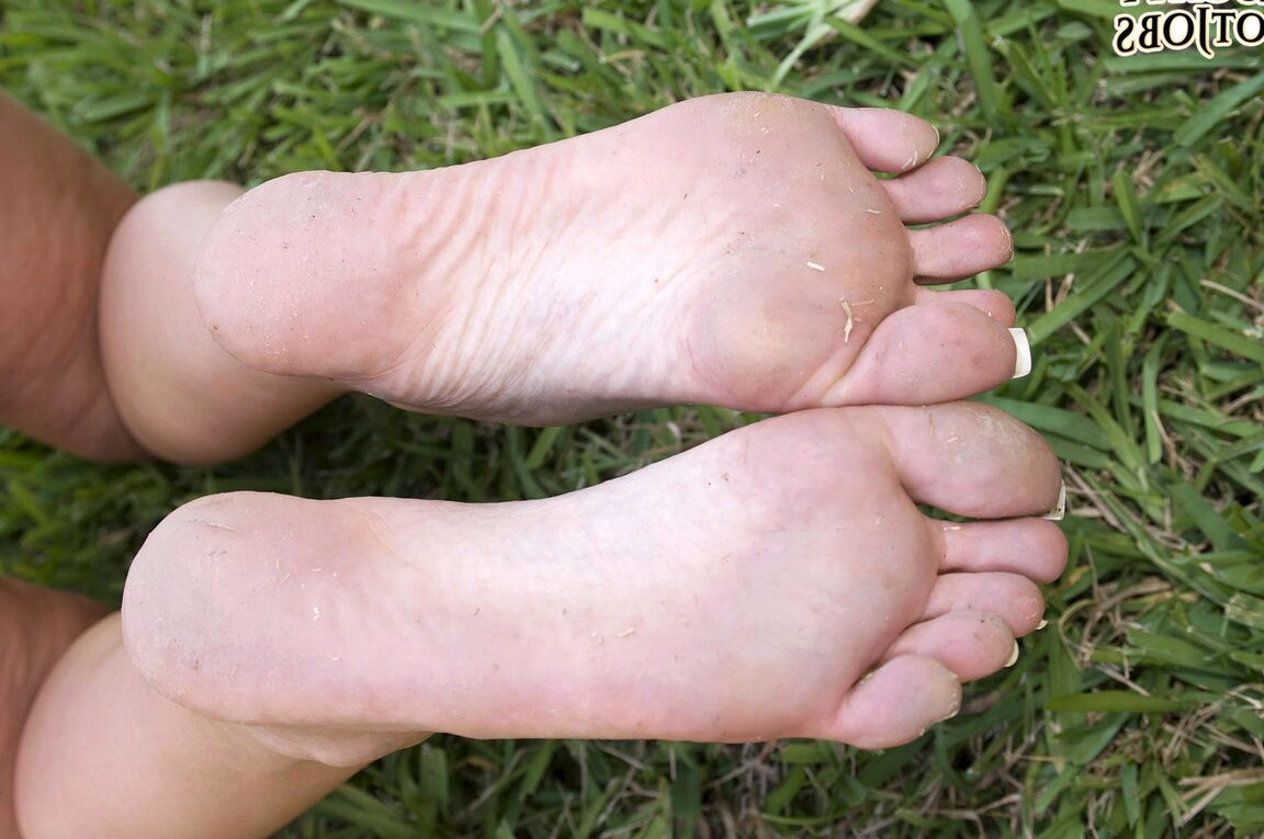 17P La blonde Jordan Jolie utilise ses pieds nus pour branler son voisin