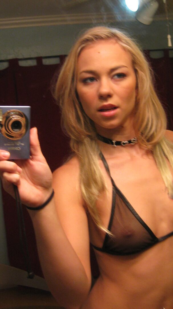 21P Melanie Jayne, jeune amateur et maigre, montre ses petits seins avant de se faire baiser.