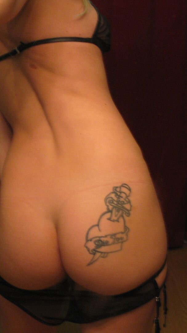 21P Melanie Jayne, jeune amateur et maigre, montre ses petits seins avant de se faire baiser.