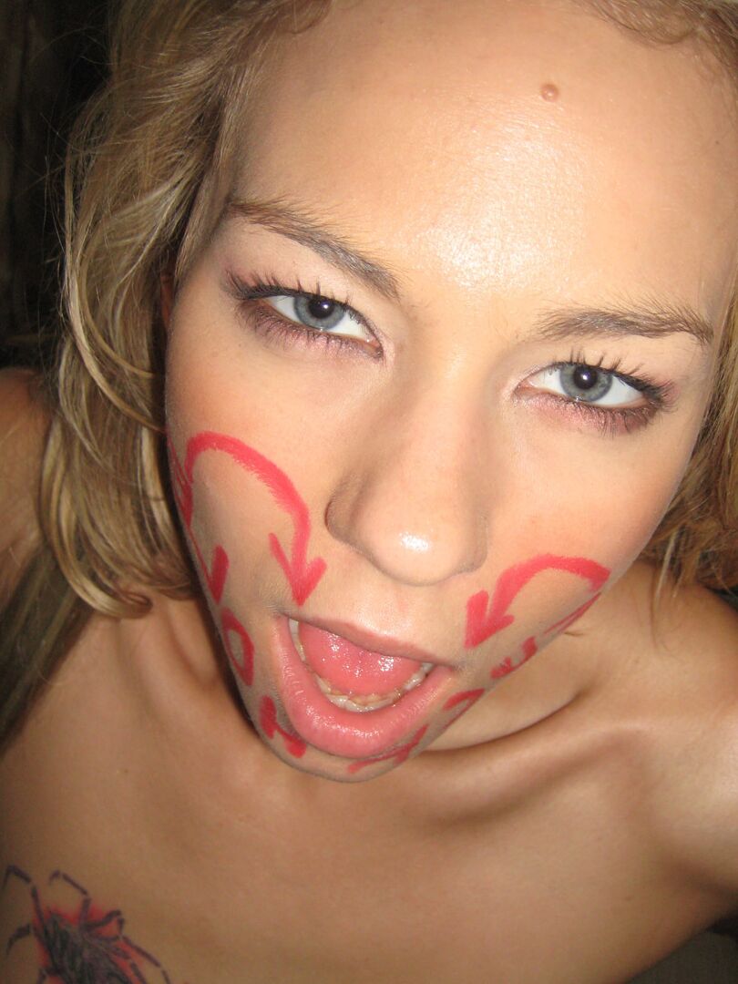 21P Melanie Jayne, jeune amateur et maigre, montre ses petits seins avant de se faire baiser.