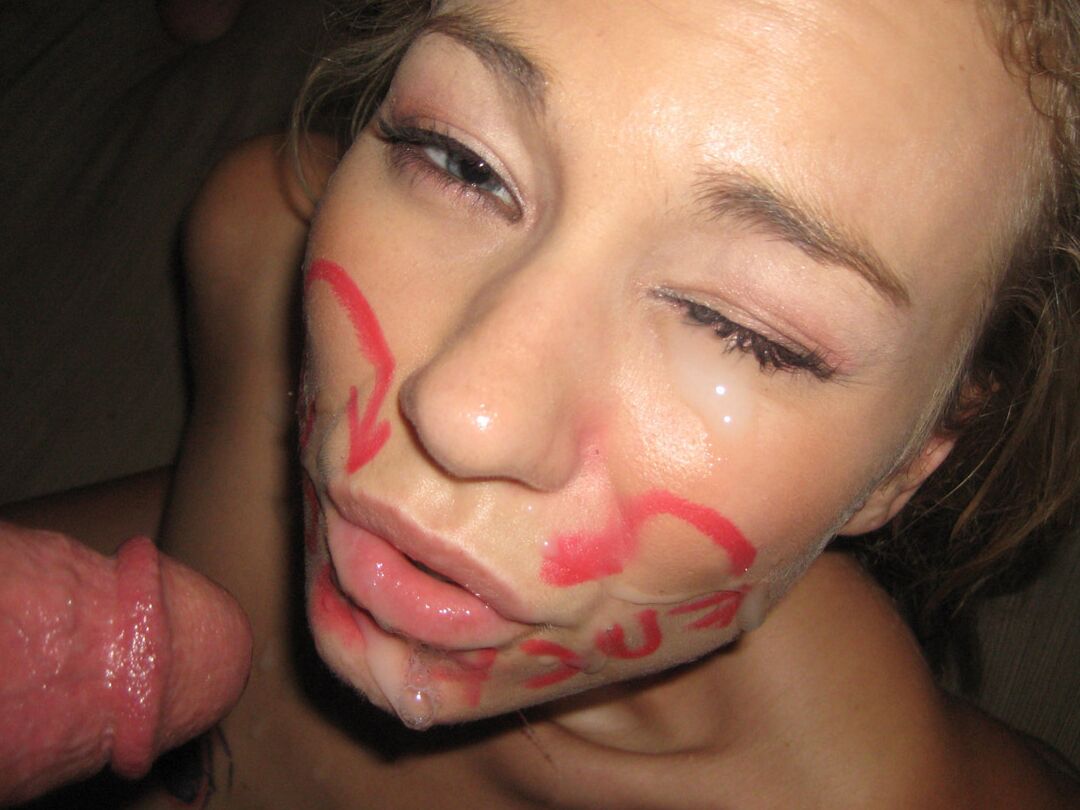 21P Melanie Jayne, jeune amateur et maigre, montre ses petits seins avant de se faire baiser.