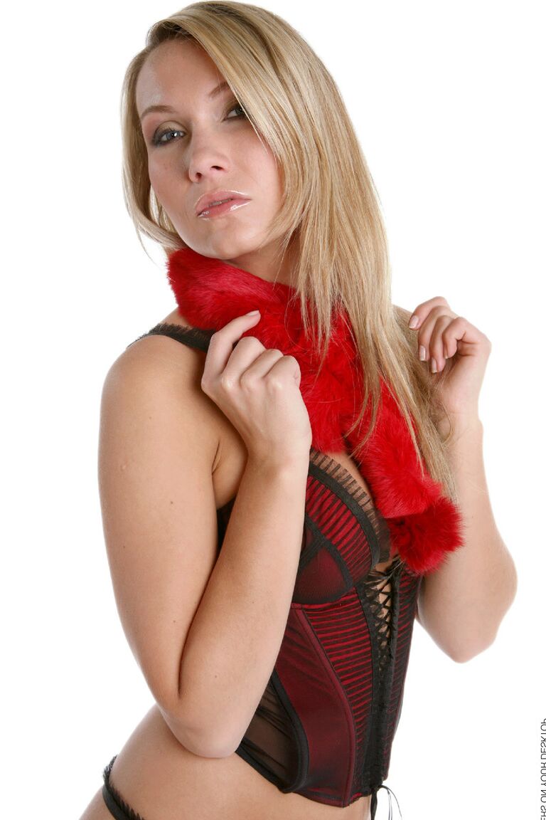 15P A loira sexy Misa remove lingerie quente durante uma apresentação solo