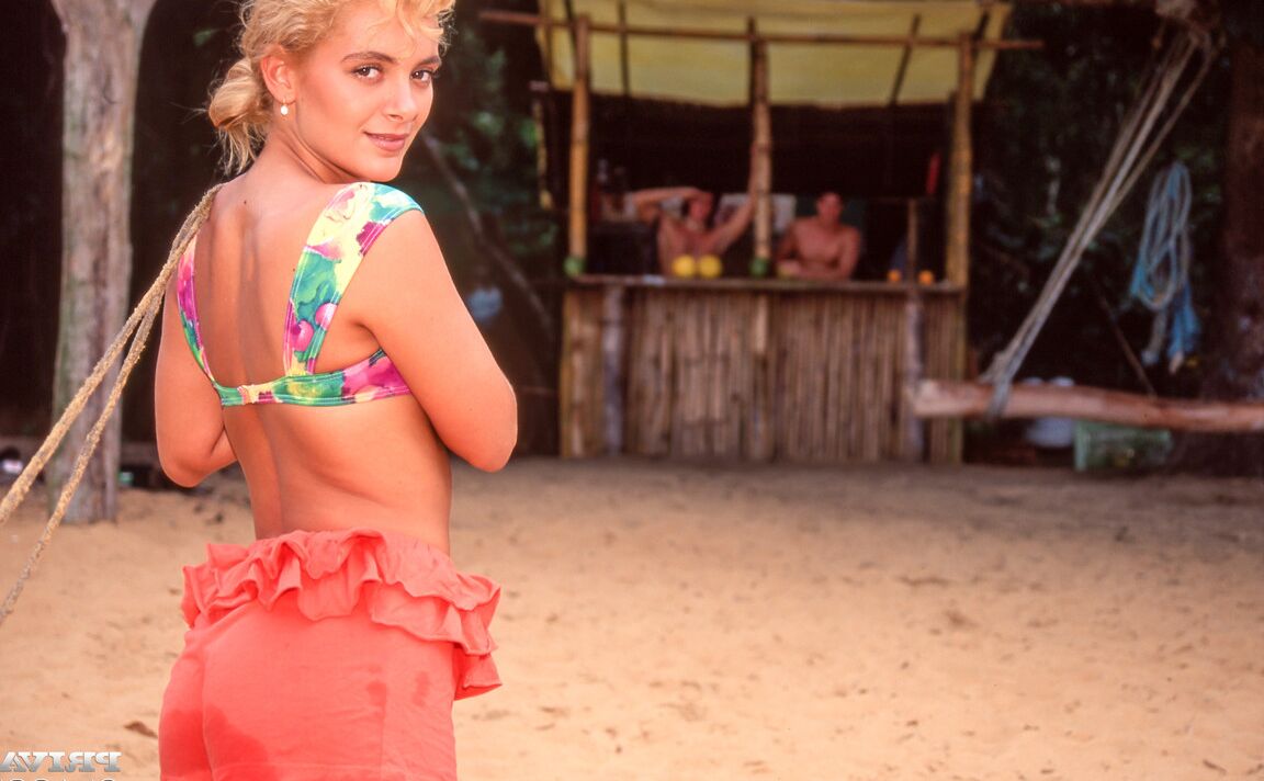 12P A loira Aniko Jacqueline faz sexo hardcore com dois caras na praia