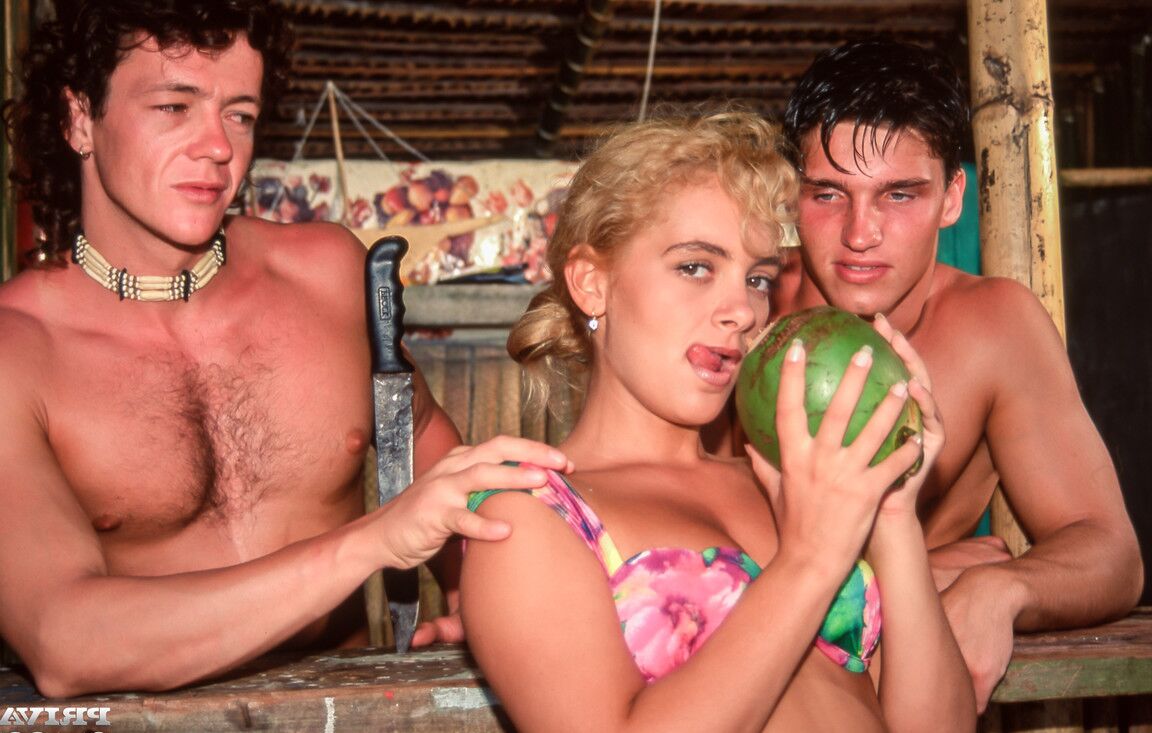 12P A loira Aniko Jacqueline faz sexo hardcore com dois caras na praia