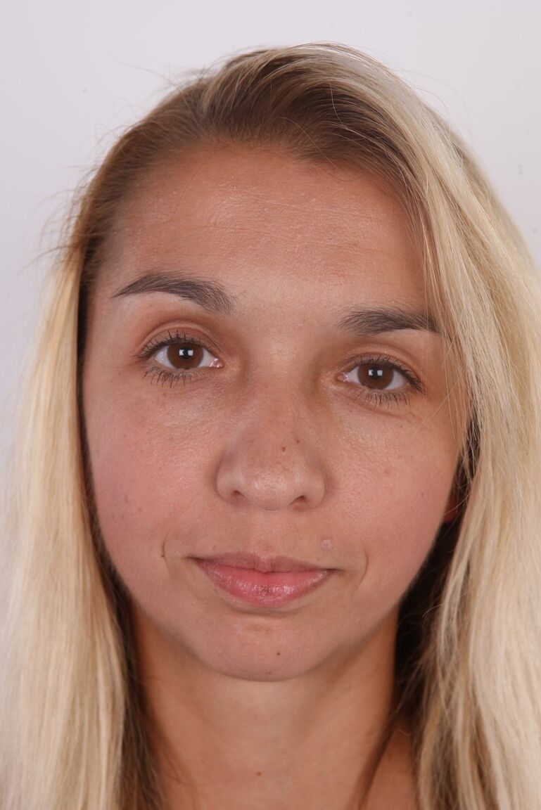15P Anezka, amatrice blonde, se tient nue devant un gros plan de son buisson dépareillé.