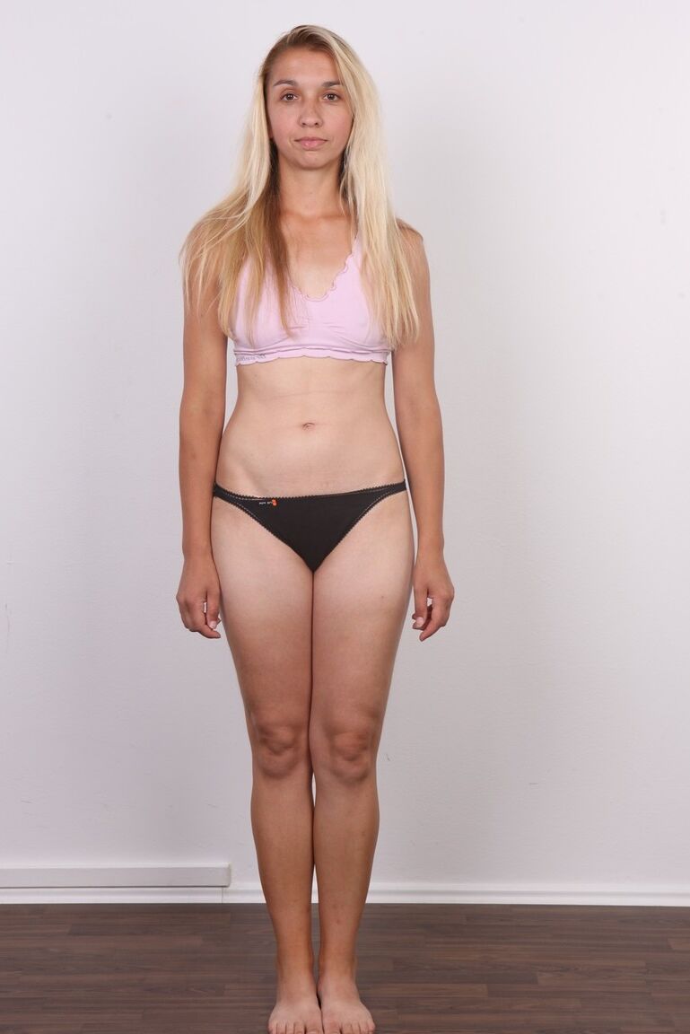 15P Anezka, amatrice blonde, se tient nue devant un gros plan de son buisson dépareillé.