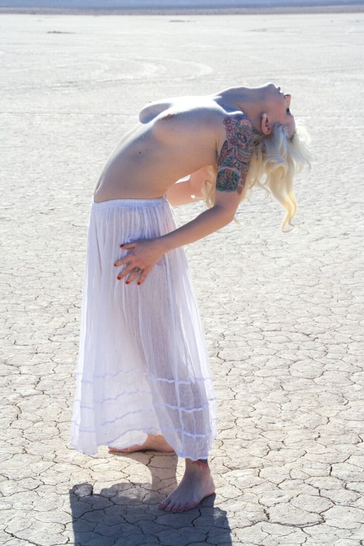 15P La blonde sexy Lynn Pops se met seins nus sur un lac asséché avant d'exposer son vagin