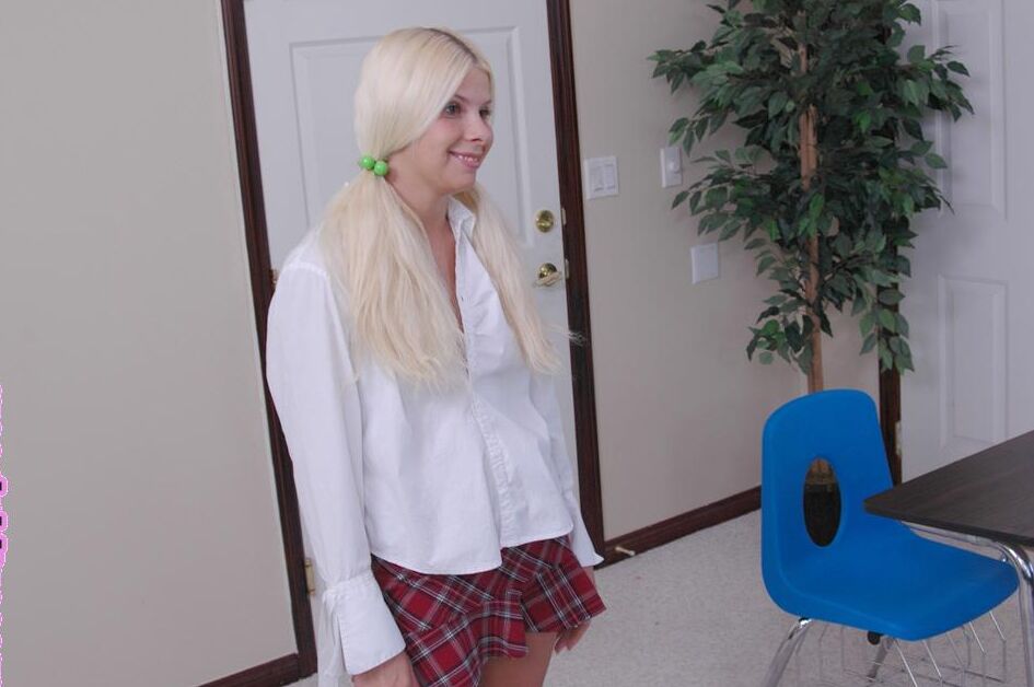 17P La tímida colegiala Kinzy Jo se levanta la falda corta y muestra ropa interior blanca sexy