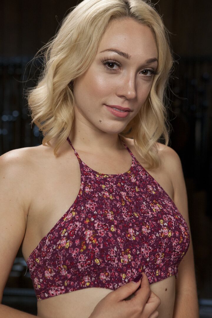21P スリムなブロンドの美女リリー・ラブーがダンジョンで縛られておもちゃにされる