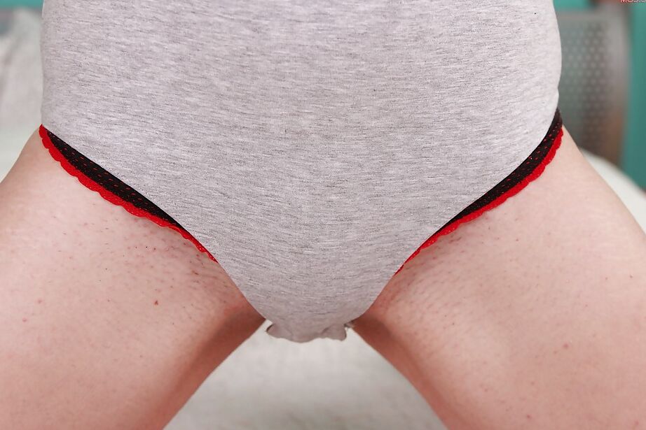 16P Langhaariger Teenager mit blondem Haar Vicky Cruise fingert ihre rosa feuchte Höhle