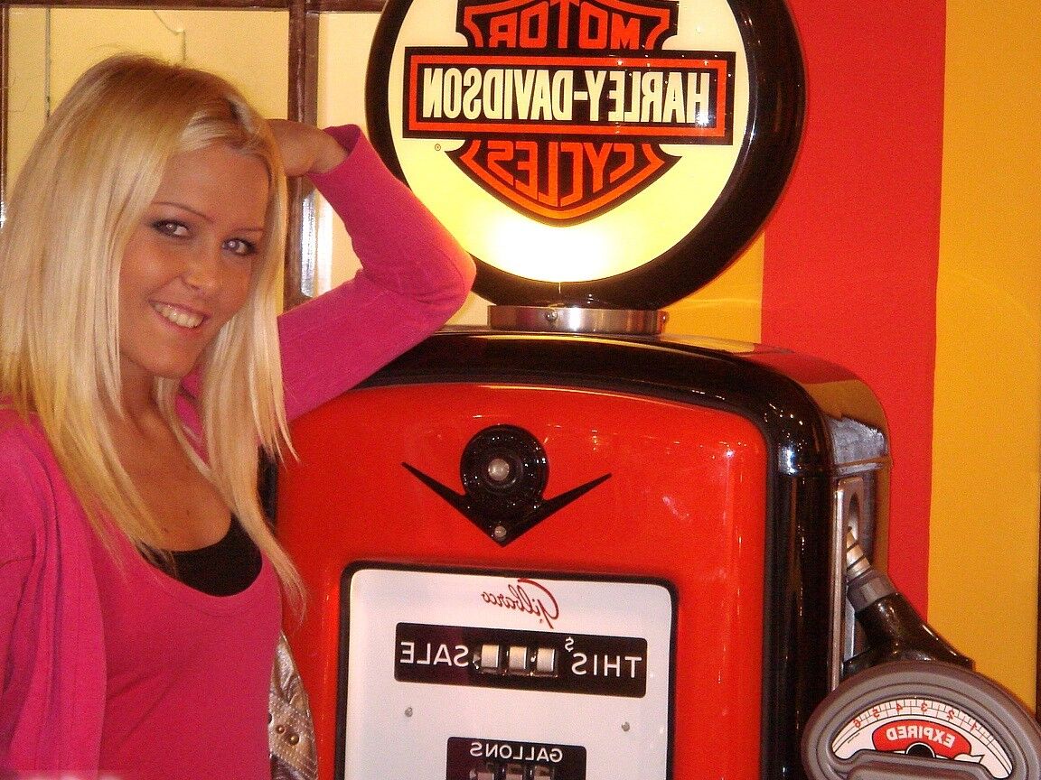 17P Sophie Moone, une MILF blonde hongroise, pose entièrement habillée devant des voitures.