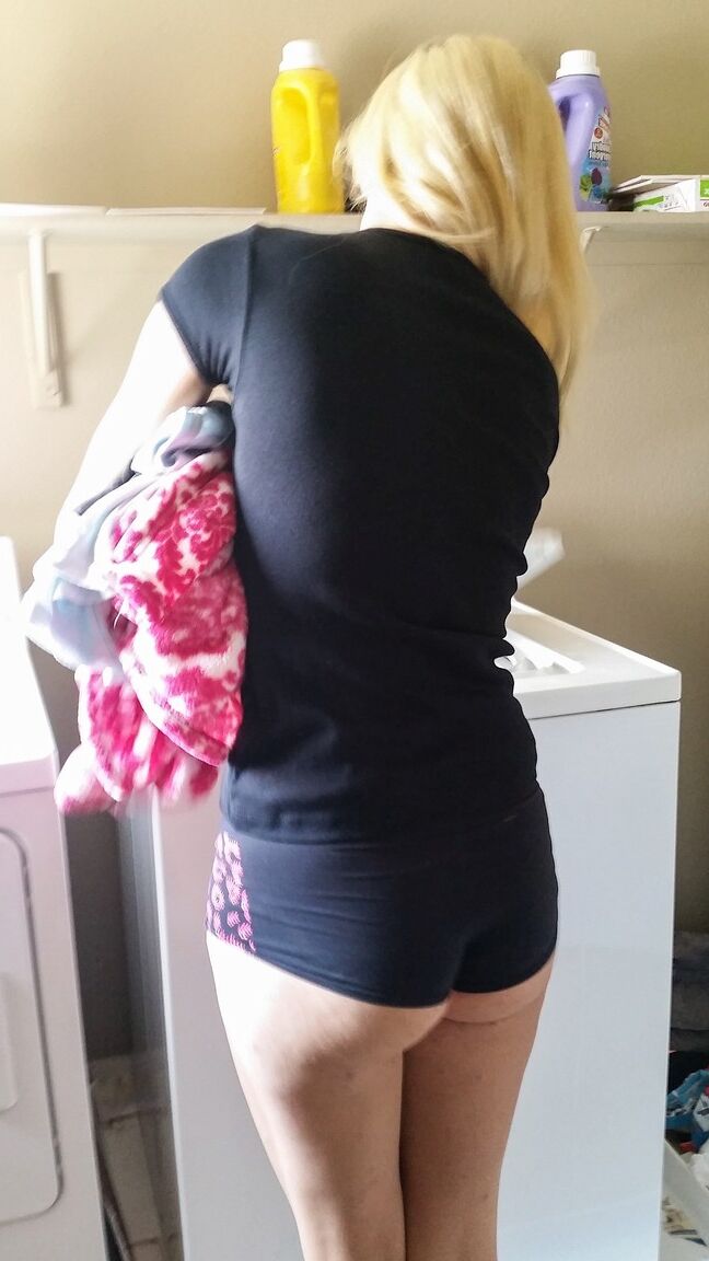 21P Die knapp gekleidete Blondine Aurora Green zieht sich nackt aus, um mit ihrer rasierten Muschi zu spielen